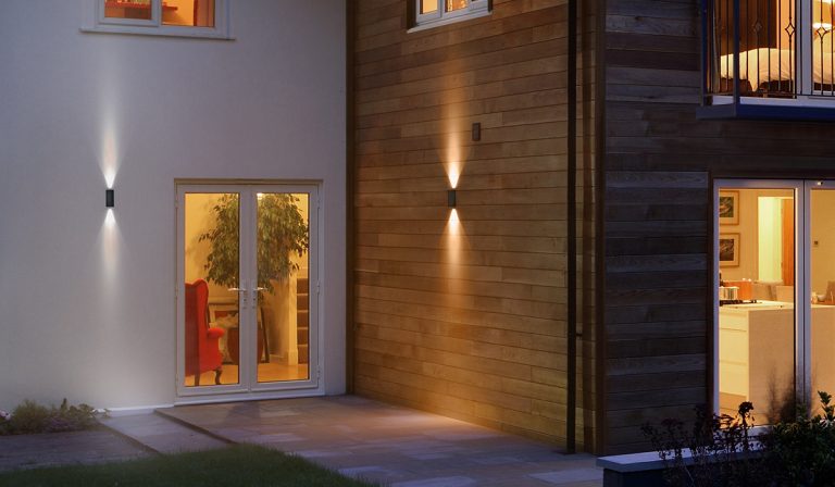 Consejos para mejorar la iluminación exterior de tu hogar - Blog de  Bricoled- tienda iluminación y material eléctrico